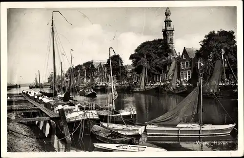Ak Veere Zeeland Niederlande, Haven, Fischerboote im Hafen, Uhrenturm