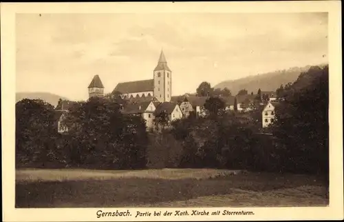 Ak Gernsbach im Murgtal Schwarzwald, Partie bei der Kath. Kirche mit Storrenturm
