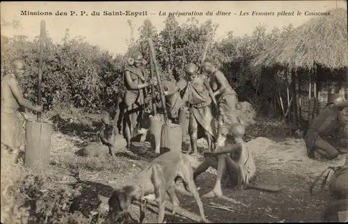 Ak Missions des Pères du St. Esprit, La préparation du dîner, les femmes pilent le couscous, Hund