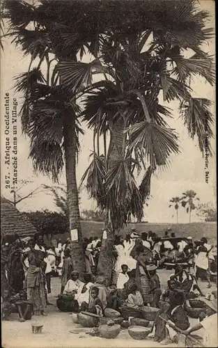 Ak Afrique Occidentale, Marche dans un Village
