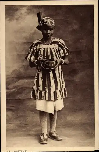 Ak Justine, Junge Afrikanerin in gestreiftem Kleid, Schale in Händen