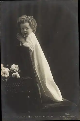 Ak Prinzessin Marie Jose von Belgien, Portrait beim Nachtgebet