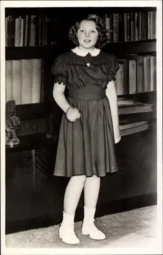Ak Prinzessin Beatrix der Niederlande, Standportrait, Soestdijk 1949