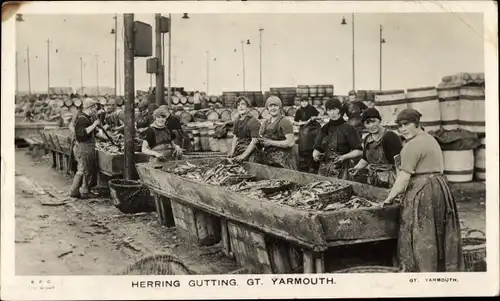 Ak Great Yarmouth Norfolk England, Herring Gutting