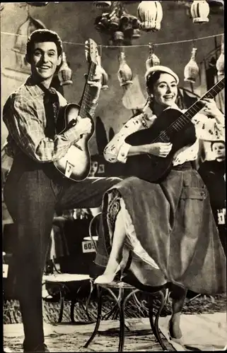 Ak Schauspieler Caterina Valente und Silvio Francesco, Gitarren, Filmszene, Bonjour Kathrin