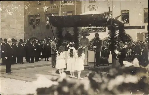 Foto Ak Neustadt an der Orla, Festveranstalung, Mädchen vor Großherzog Wilhelm Ernst