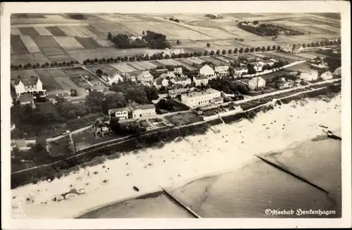 Ak Ustronie Morskie Henkenhagen Pommern, Fliegeraufnahme der Ortschaft, Strand
