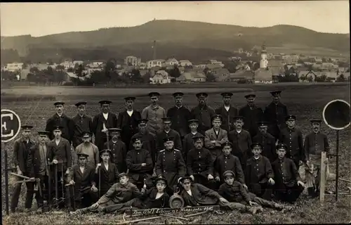 Foto Ak Eibau Kottmar in der Oberlausitz, Soldaten in Uniform, Gruppenbild mit Ort im Hintergrund