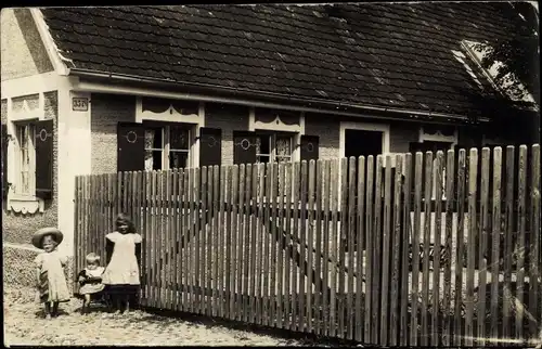 Foto Ak Friedberg in Bayern, Kleinkinder am Zaun, Haus