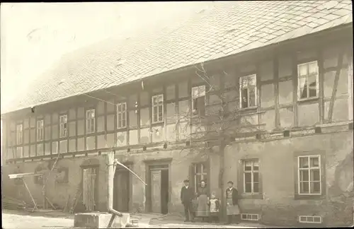 Foto Ak Obergräfenhain Penig in Sachsen, Familie am Fachwerkhaus stehend