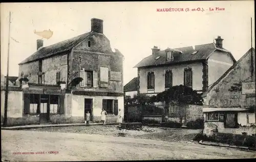 Ak Maudétour en Vexin Val d’Oise, La Place