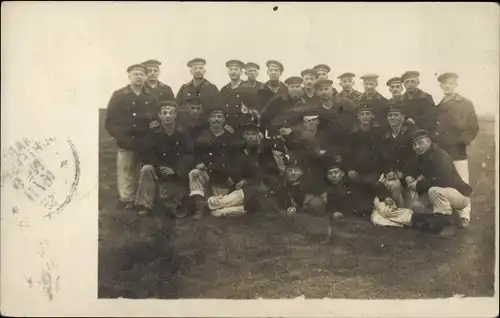 Foto Ak Deutsche Seeleute in Uniform, Kaiserliche Marine, Gruppenbild
