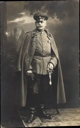 Foto Ak Augsburg, Kgl. Steuerrevisor Bernhard Simnacher, Standportrait in Uniform, Mantel