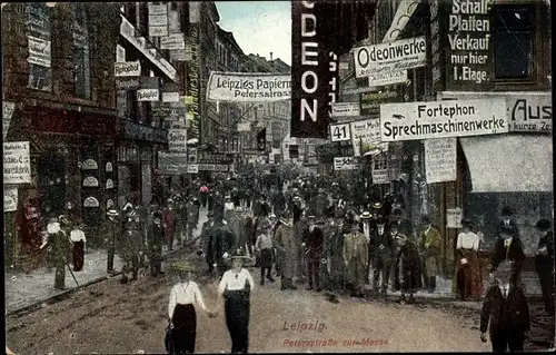 Ak Leipzig, Blick auf die Petersstraße zur Papiermesse, Passanten