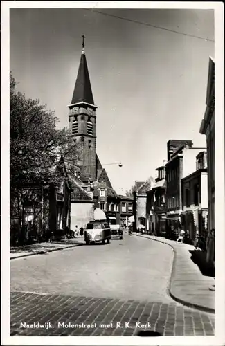Ak Naaldwijk Südholland, Molenstraat met Ned. Herv. Kerk