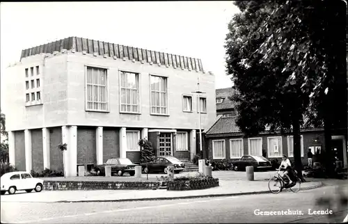 Ak Leende Nordbrabant Niederlande, Gemeentehuis, Radfahrerin