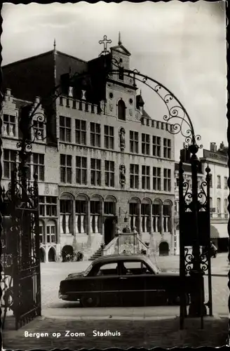 Ak Bergen op Zoom Nordbrabant Niederlande, Stadhuis, Blick durch Torbogen