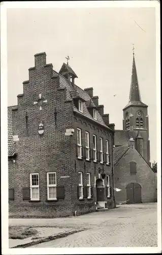 Ak Megen Nordbrabant, R. K. Kerk, Gemeentehuis