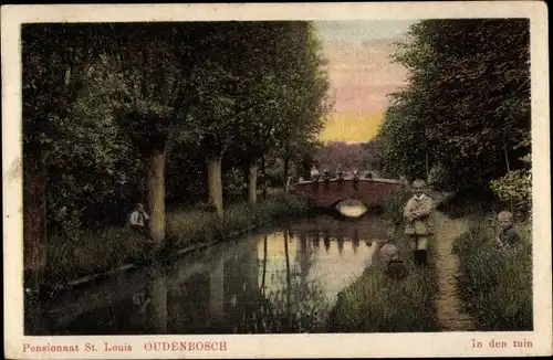 Ak Oudenbosch Nordbrabant, Pensionaat St. Louis, In den tuin, Brücke, Kinder am Ufer