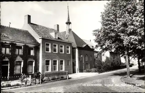 Ak Hilvarenbeek Nordbrabant, Vrijhof met Ned. Herv. Kerk