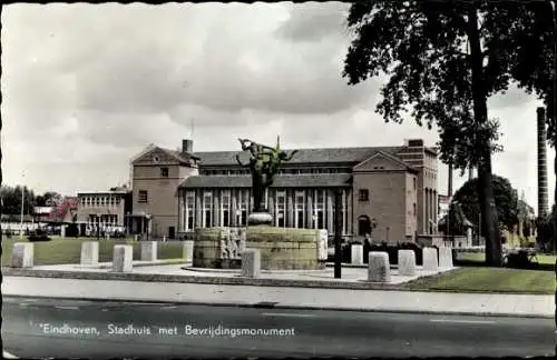 Ak Eindhoven Nordbrabant Niederlande, Stadhuis met Bevrijdingsmonument