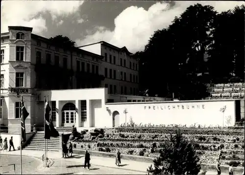 Ak Ostseebad Sellin auf Rügen, Freilichtbühne, Fahnen