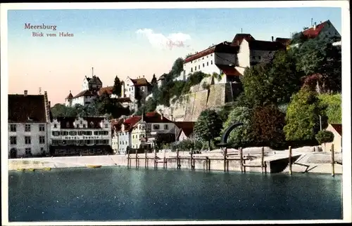 Ak Meersburg im Bodenseekreis Baden Württemberg, Blick vom Hafen auf den Ort