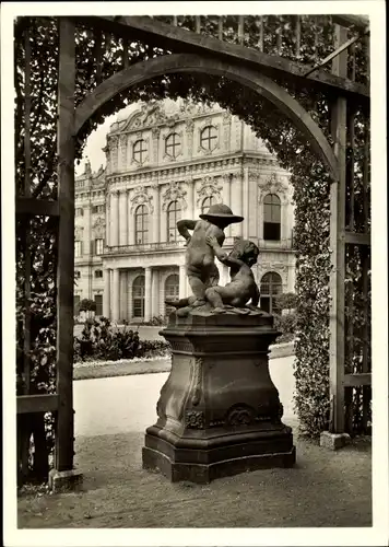 Ak Würzburg am Main Unterfranken, Kaisersaalpavillon der Hofgartenseite, vorn Puttengruppe