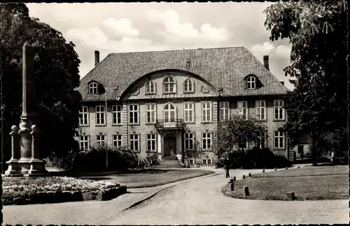 Ak Schleswig an der Schlei, Amtsgericht mit Gartenanlage und Monument