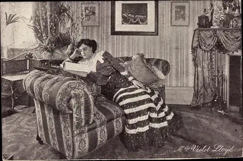 Ak Schauspielerin Violet Lloyd, Portrait auf einem Sofa