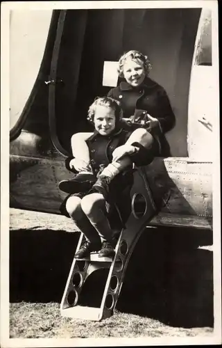 Ak Prinzessin Beatrix der Niederlande, Prinzessin Irene, Aankomst vliegveld Sion Zwitserland 1948