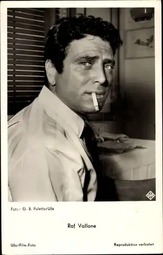 Ak Schauspieler Raf Vallone, Portrait mit Zigarette, UfA