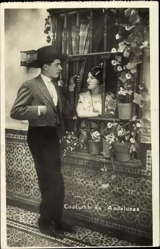 Ak Costumo as Andaluzas, Spanische Tracht, Frau am Fenster