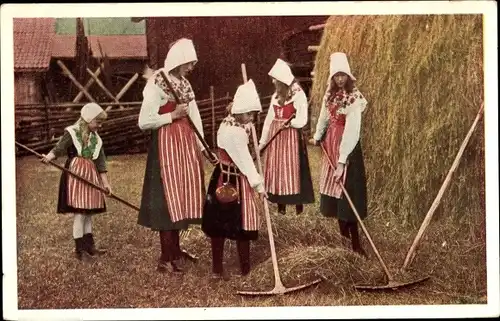 Ak Schwedische Volkstrachten, Frauen mit Harken, Landwirtschaft, Stroh