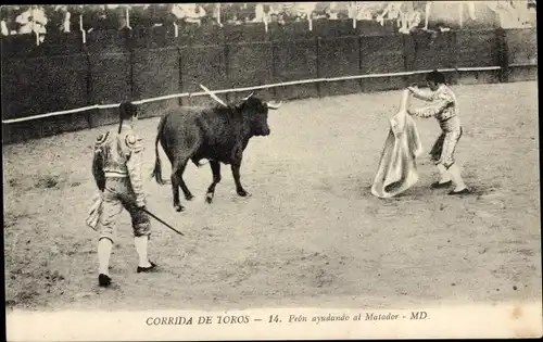 Ak Corrida de Toros, Peón ayudando al Matador, Stierkampf