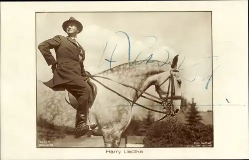 Ak Schauspieler Harry Liedtke, Portrait auf einem Pferd, Ross Verlag 4926 1, Autogramm