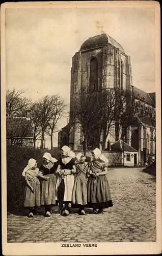 Ak Veere Zeeland, Kinder in Trachten, Kirche