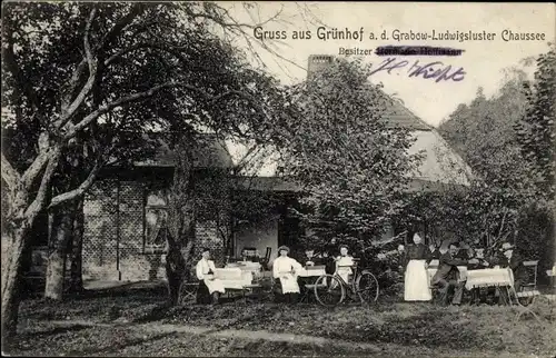 Ak Grabow in Mecklenburg, Grünhof, Gäste an Tische, Fahrrad