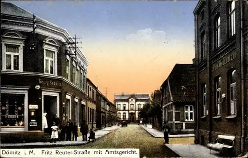 Ak Dömitz an der Elbe Mecklenburg, Fritz Reuter-Straße mit Amtsgericht, Geschäft von G. Schullz