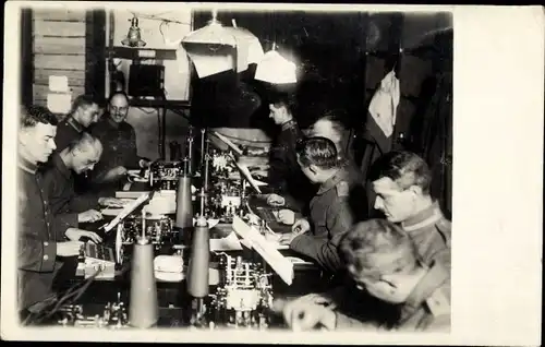 Foto Ak Deutsche Soldaten in Uniformen, Schreibstube, I WK