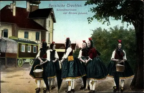 Ak Hessische Landestrachten, Schwälmerinnen zur Kirmes gehend