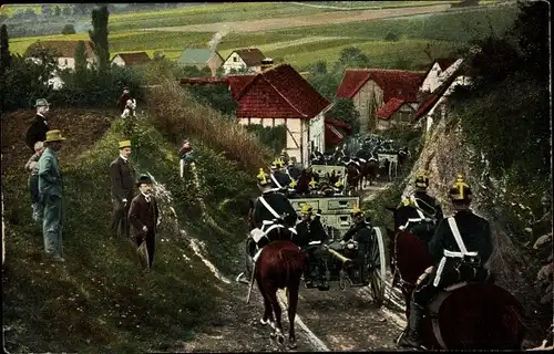 Ak Deutscher Artillerietrain, Beim Marsch durch ein Dorf