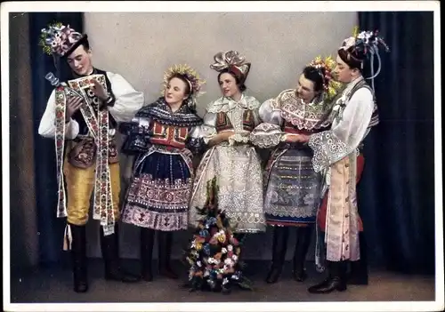 Ak Männer und Frauen in tschechischen Volkstrachten