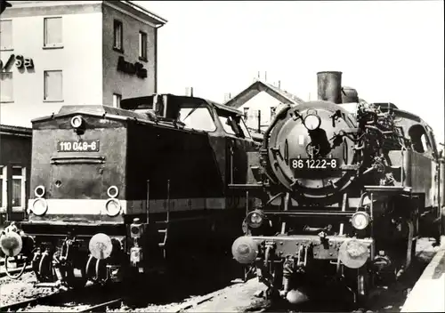 Ak Deutsche Eisenbahn, Triebfahrzeuge 110 048-6 und 86 1222-8, Halt im Bahnhof Aue, 1973