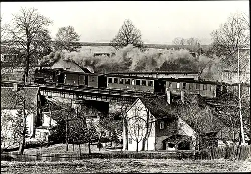 Ak Olbersdorf in Sachsen, Schmalspurbahn, Ortsüberfahrt, Dampflok