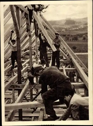 Ak Zimmermänner bauen den Dachstuhl, Baustelle, Hausbau