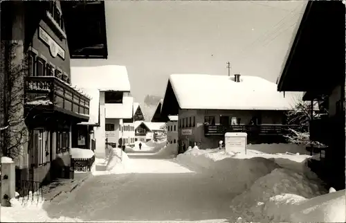 Foto Ak Eisenärzt Siegsdorf in Oberbayern, Straßenpartie im Winter