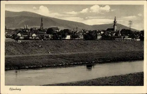 Ak Offenburg, Partie am Fluss mit Blick auf die Stadt, Kirchtürme