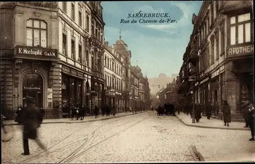 Ak Saarbrücken a.d. Saar, Rue du Chemin de Fer, Geschäft E. Hochapfel, Apotheke