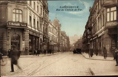 Ak Saarbrücken a.d. Saar, Rue du Chemin de Fer, Geschäft E. Hochapfel, Apotheke